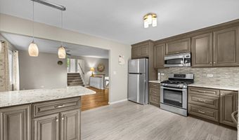 640 Ash St, Algonquin, IL 60102