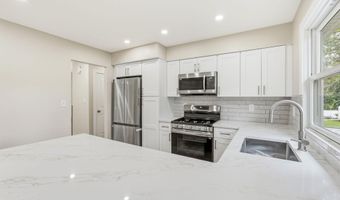 60 Woodland Rd, Bayville, NJ 08721