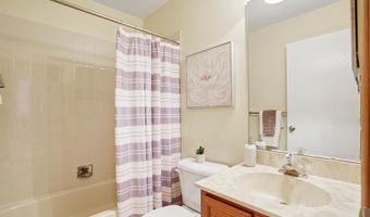 712 Woodside Trails Dr 102, Ballwin, MO 63021