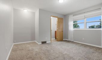 626 Willow Dr, Aberdeen, SD 57401