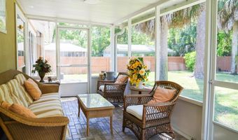 8 Apalachee St, Apalachicola, FL 32320