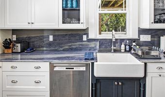 28 W Narragansett Ave, Newport, RI 02840