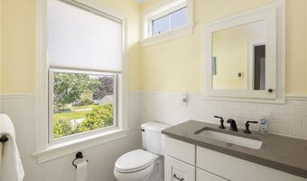 3 Oak St, Middletown, RI 02842