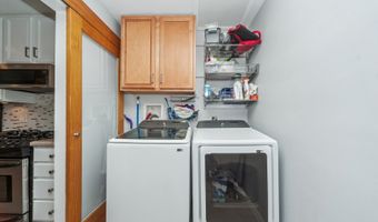 18 W Appletree Ln, Arlington Heights, IL 60004