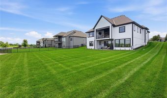 4261 Lakeshore Dr, Basehor, KS 66007