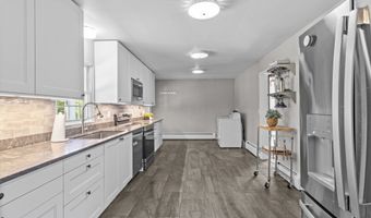 24 Maple Edge Dr, Bloomfield, CT 06002
