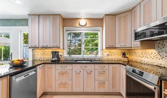 71 Primrose Hill Rd, Barrington, RI 02806