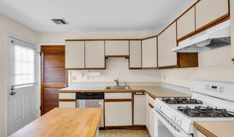 35 Spruce St, Beachwood, NJ 08722