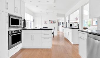 275 Boston Neck Rd, Narragansett, RI 02882