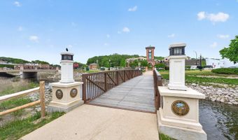 108 N Main St, Algonquin, IL 60102