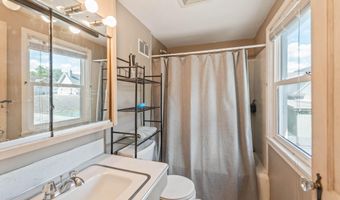 2812 Wood St, Ames, IA 50014
