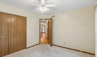 2109 N Charter Point Dr, Arlington Heights, IL 60004