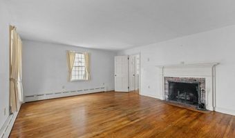 8 North Dr, Middletown, RI 02842