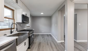 4 N327 7th Ave, Addison, IL 60101