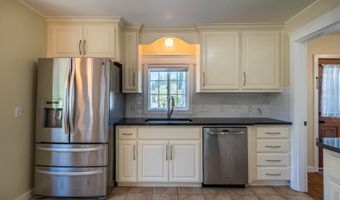 520 5TH St, Bandon, OR 97411