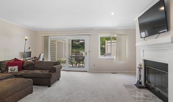11 Boulevard Dr 10-44, Danbury, CT 06810