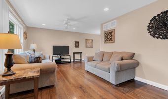 32 Bowline St, Beachwood, NJ 08722