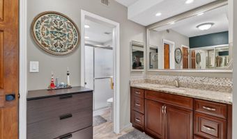 1016 S WAYNE St 302, Arlington, VA 22204