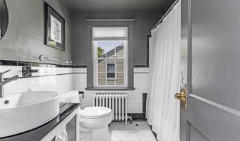 7 Florence Ave, Newport, RI 02840