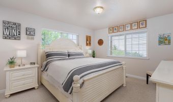 461 S Home Ct, Rockaway Beach, OR 97136