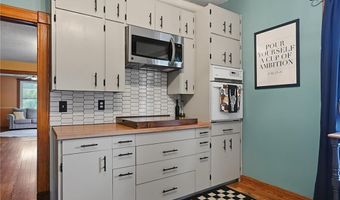 1115 7th St, Baldwin City, KS 66006