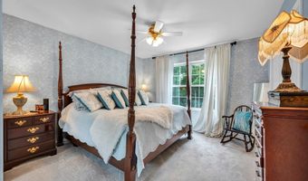 21 Lakeview Dr, Branford, CT 06405