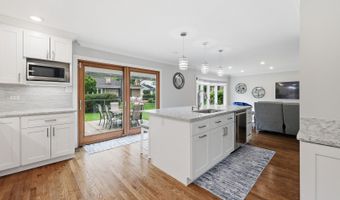 1132 S Fernandez Ave, Arlington Heights, IL 60005