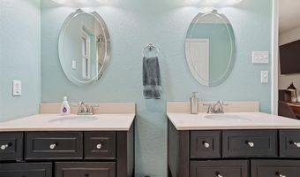 1204 Wendy Ln, Altus, OK 73521