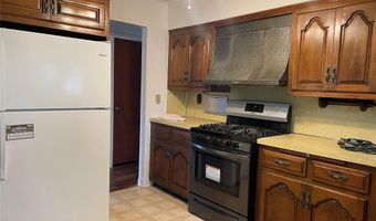28 Lynton Rd 1, Albertson, NY 11507
