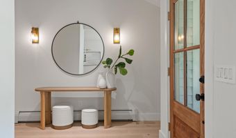 8 Knight St, Falmouth, ME 04105