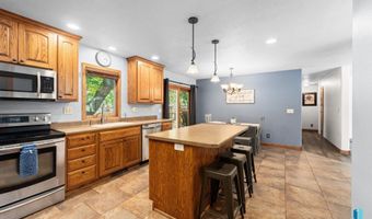 201 S 5th Ave, Brandon, SD 57005