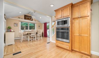 16 Raymond Pl, Cromwell, CT 06416