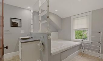 82 Van Zandt Ave, Newport, RI 02840
