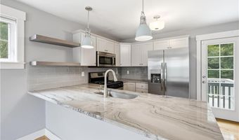 12 Park Ave 13, Narragansett, RI 02882
