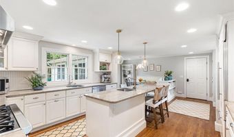 11 Harbour Rd, Barrington, RI 02806