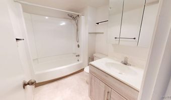 5 Southcreek Ct C, Amherst, NY 14051