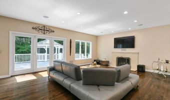 1 Mountaincrest Dr, Cheshire, CT 06410