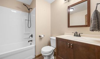 149 Country Club Ct, Anamosa, IA 52205