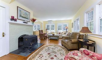 135 Longfellow Rd, Jamestown, RI 02835