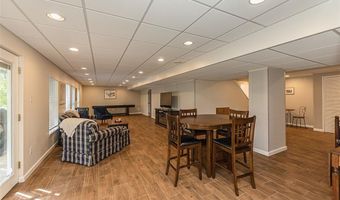 733 Castle Ridge Dr, Ballwin, MO 63021