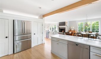 72 Summerfield Ln, Middletown, RI 02842