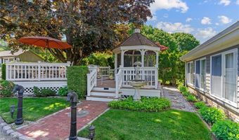 21 Foxhill Ave, Bristol, RI 02809