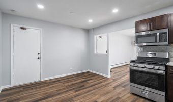 215 S Hale St 9B, Addison, IL 60101