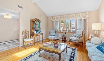 2 Violet Ct, Bergenfield, NJ 07621