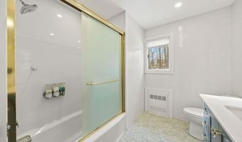 20 Algonquin Cir, Airmont, NY 10952