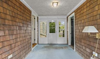 8 North Dr, Middletown, RI 02842