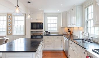 41 Elm St, Newport, RI 02840