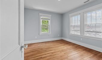 94 E Main Rd, Middletown, RI 02842