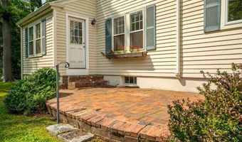 5 Phillips Rd, Falmouth, ME 04105