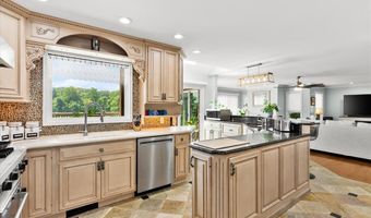 18 Woodland Hills Ct, Alton, IL 62002